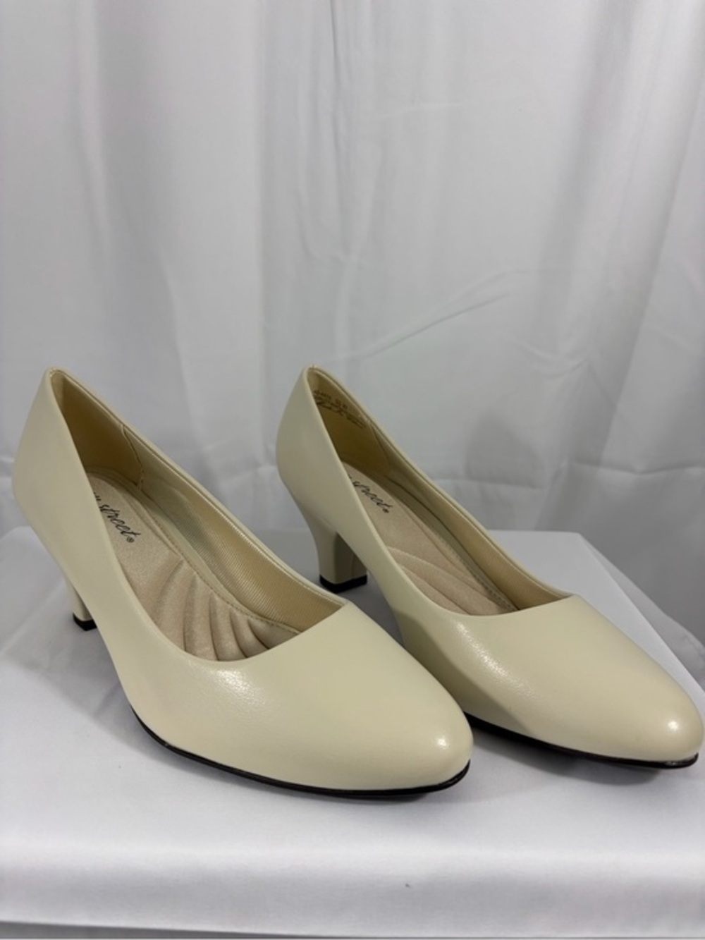 NWT Easy Street Women's Size 9.5W Cream 2.5 Inch Heel Pumps